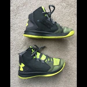 Kids under armor sneakers, 1Y